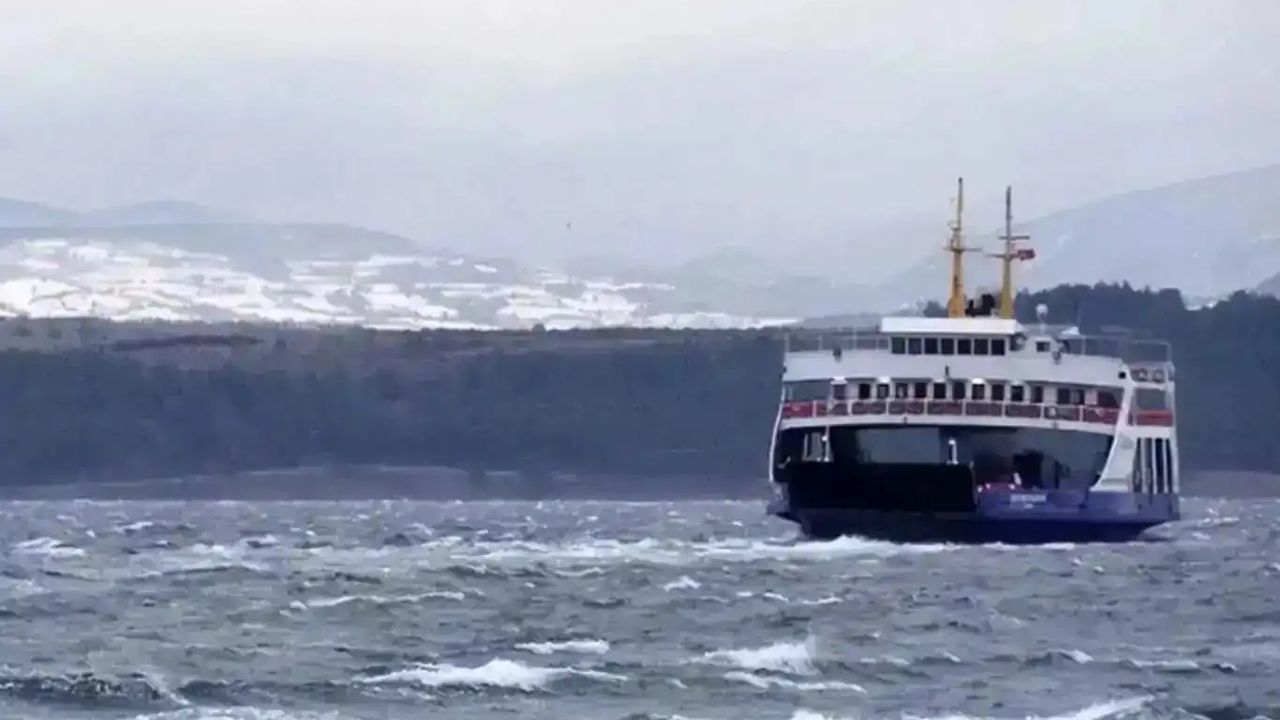 Feribot seferlerine fırtına engeli!