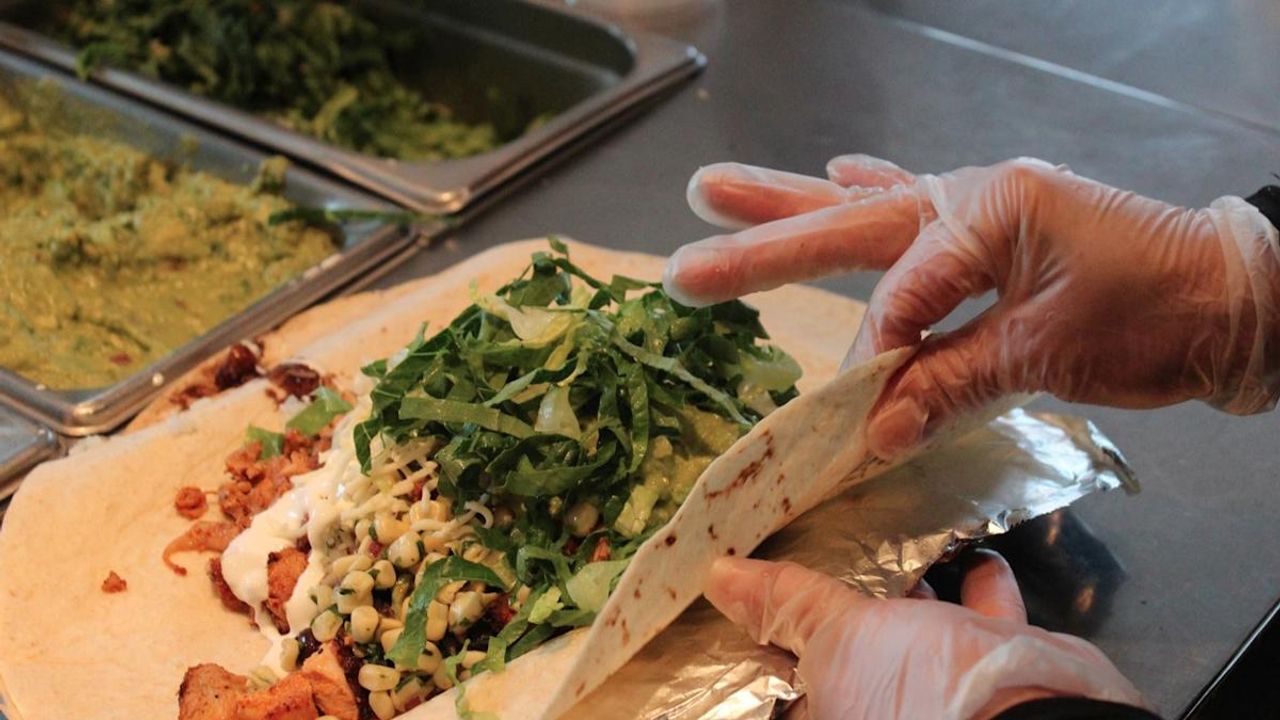 Zam yaptı, kimse gitmedi: 100 bin kişiye bedava yemek dağıttı