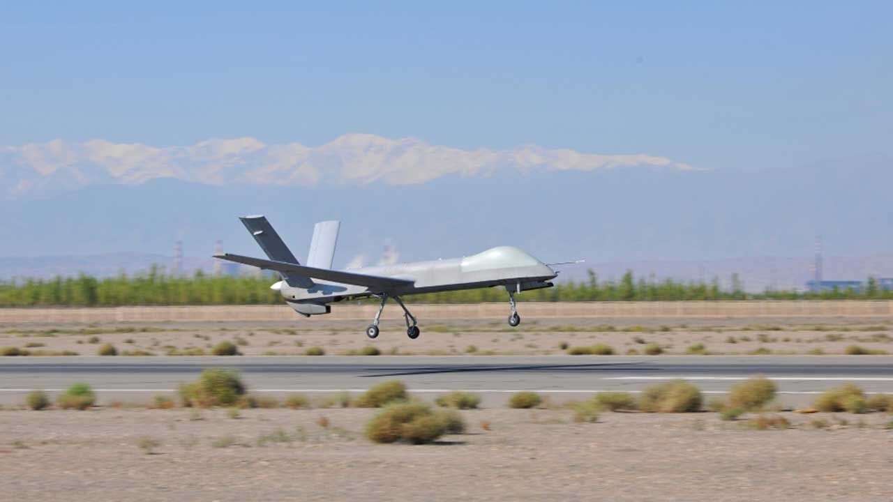 Sinyal savaşı: Çin İHA'sı İngiliz jetine dönüştü