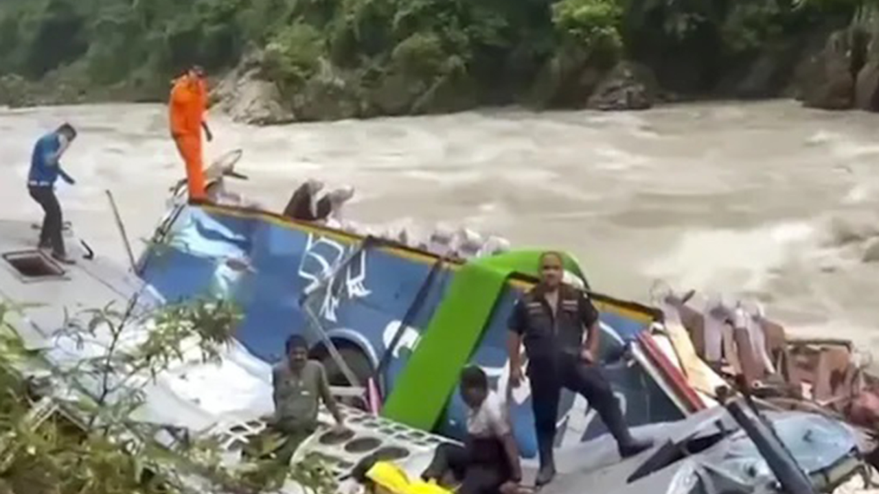 Yolcu otobüsü uçuruma yuvarlandı: 13 ölü, 34 yaralı!