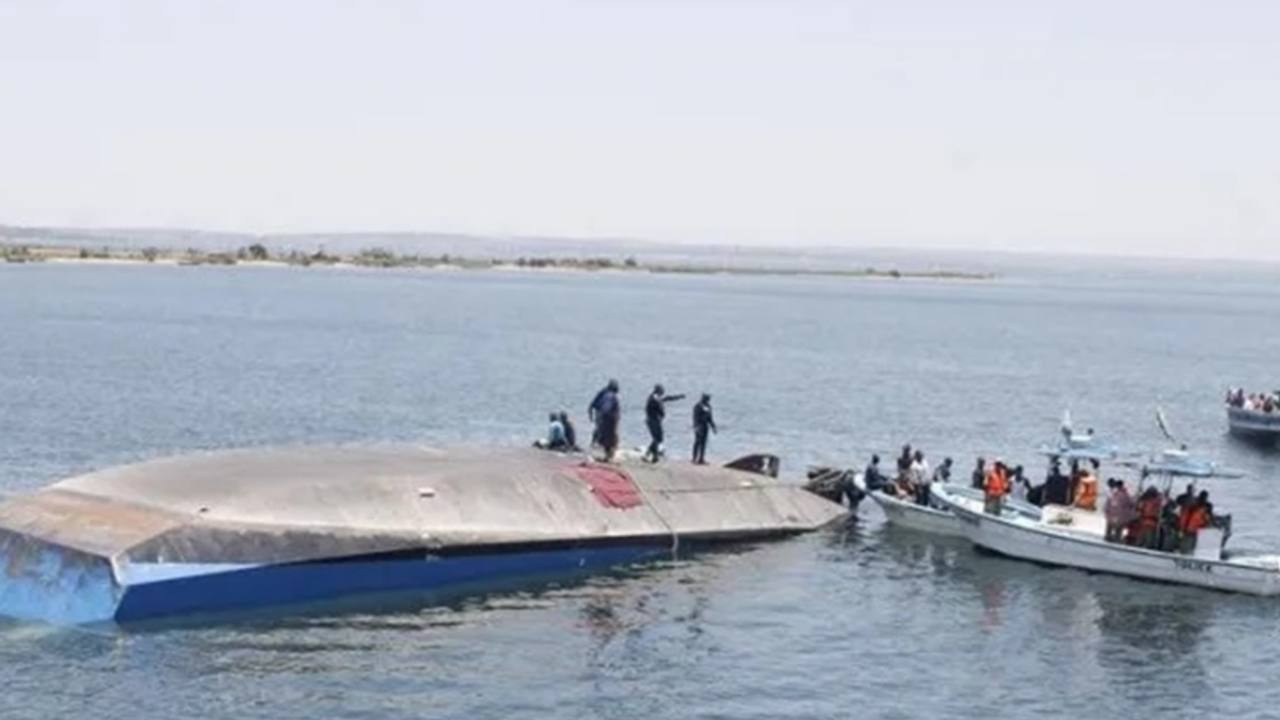 Yolcu feribotu battı: 15 ölü var!