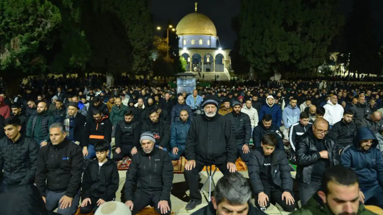İşgalcilerin engellerine rağmen Mescid-i Aksa doldu