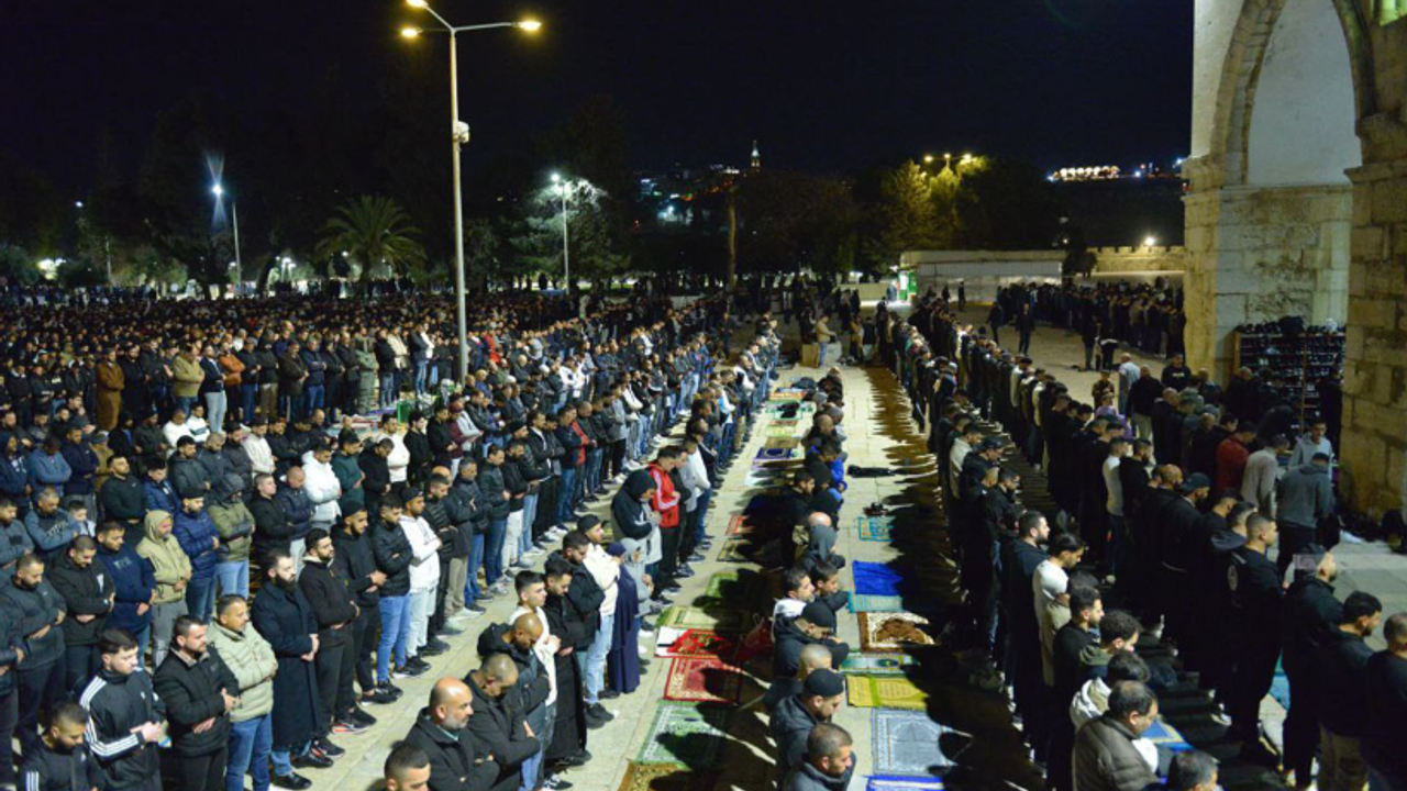 Aksa'da şanlı direniş! 100 bin Müslüman işgalcilerin engeline rağmen saf tuttu