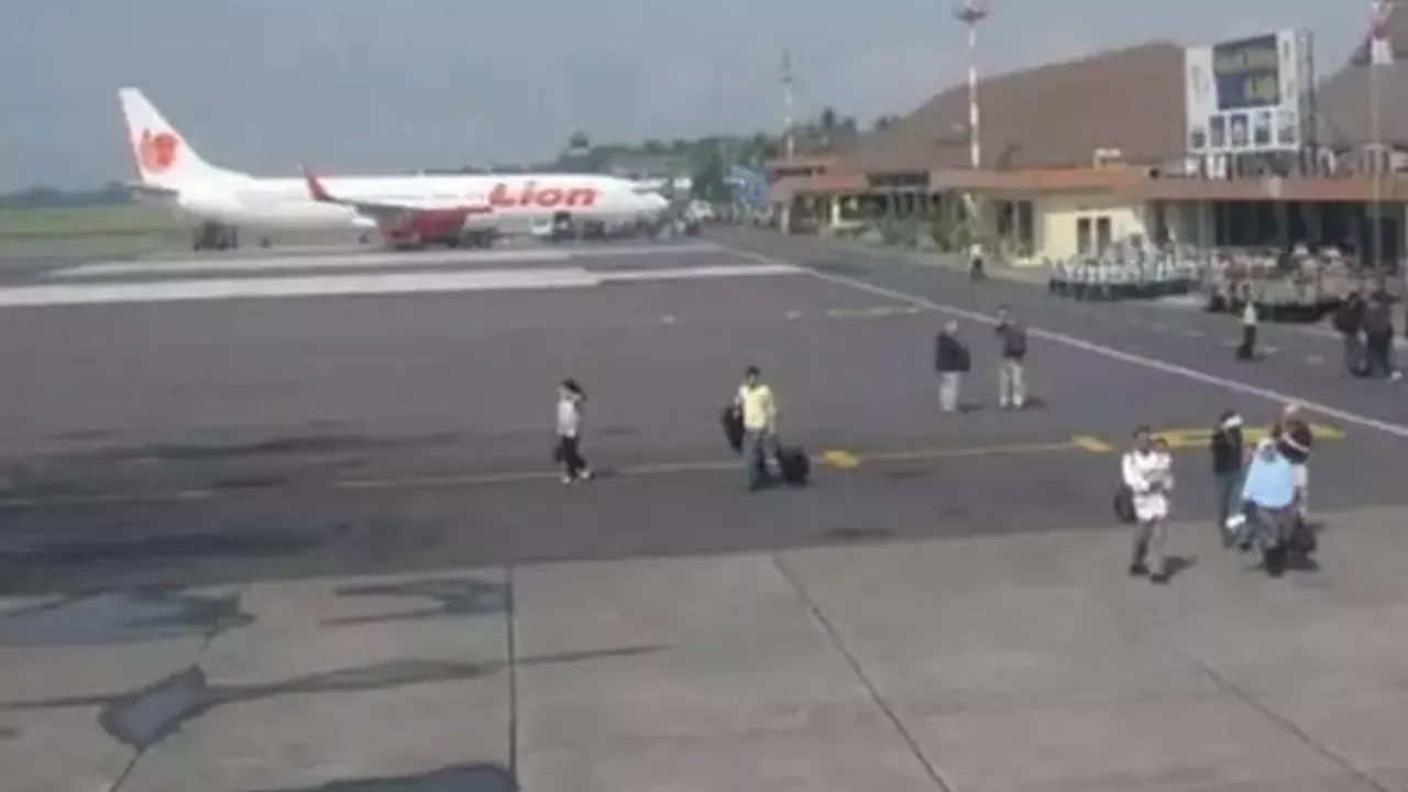 Endonezya'da Havalimanında Kanlı Saldırı: İniş Yapan Uçağın Pilotları Vuruldu