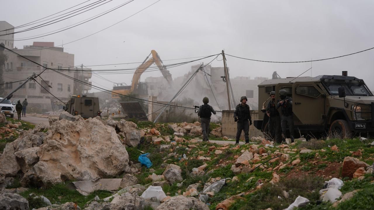 İşgal rejimi, Filistinlilerin binasını yıktı: Onlarcası evsiz kaldı!