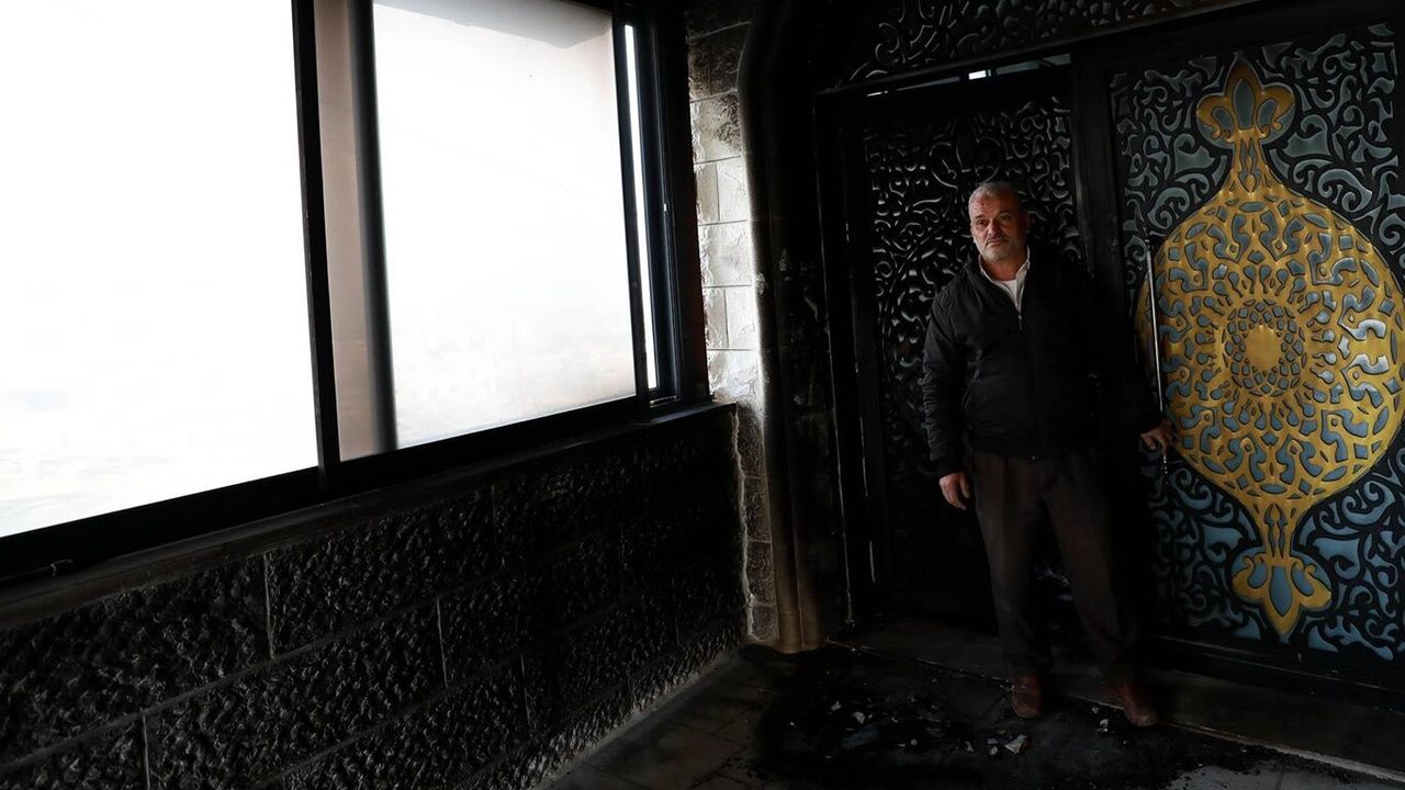 Siyonist yerleşimci çeteler, Batı Şeria'da bir camiyi ateşe verdi