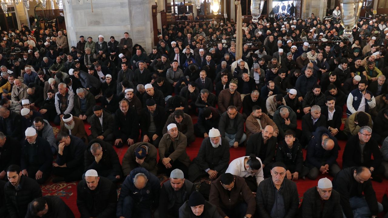 Fatih Camii’nde Ramazan'ın İlk Cuması: Hayatın Merkezine Camiyi Alma Çağrısı