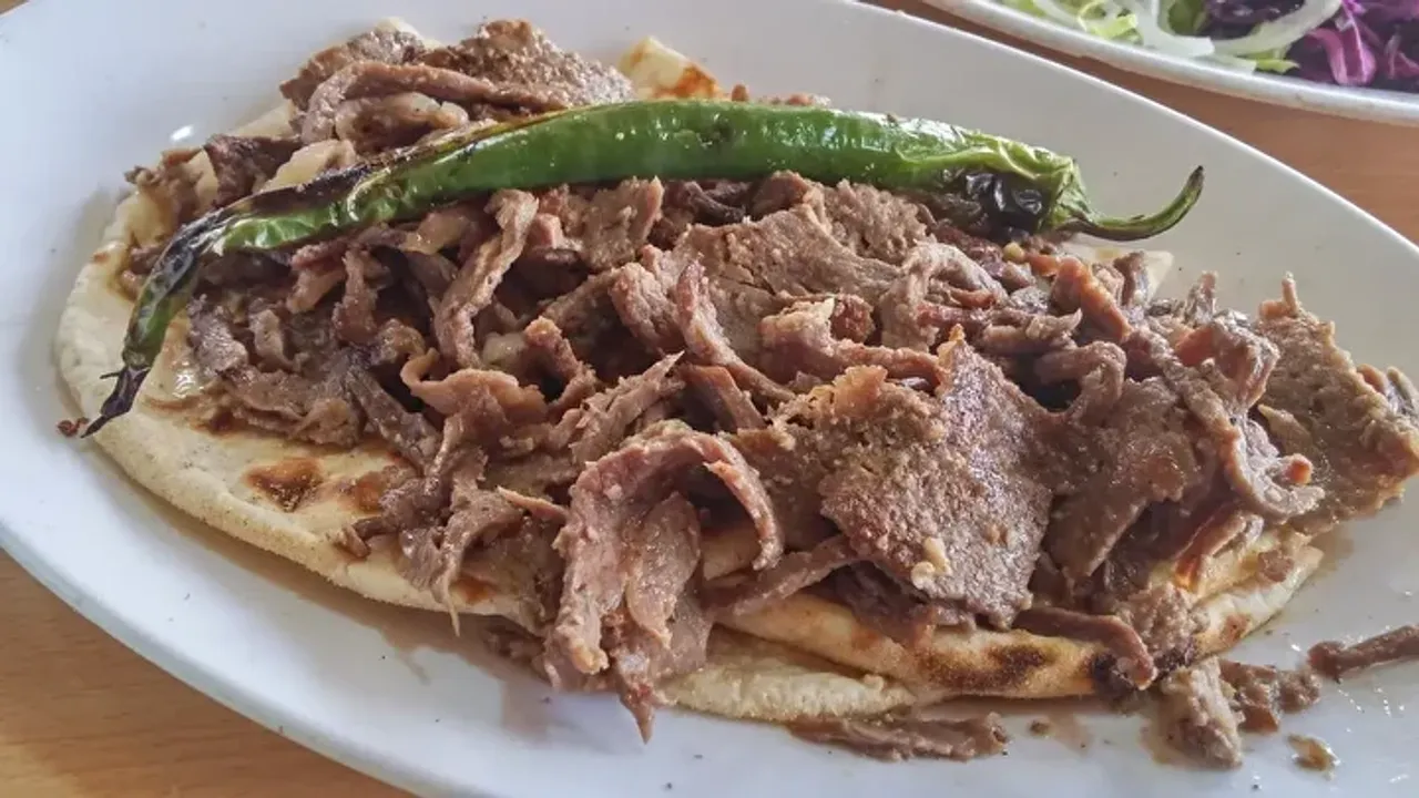 Büyük marketlerde  indirimli satılan dönerden at ve eşek eti çıktı