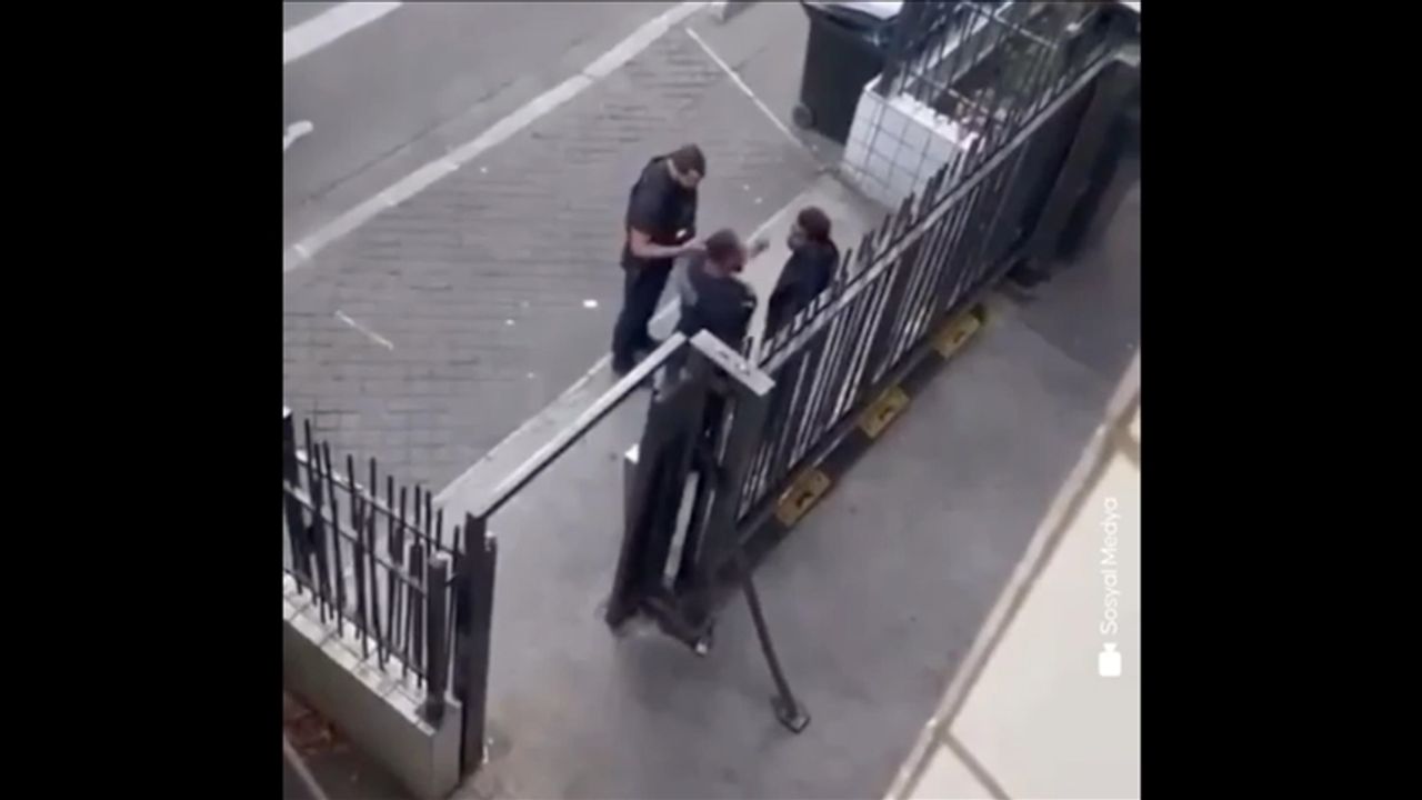 Fransa’da Tokat Atıp Tüküren Polise Hapis Cezası!