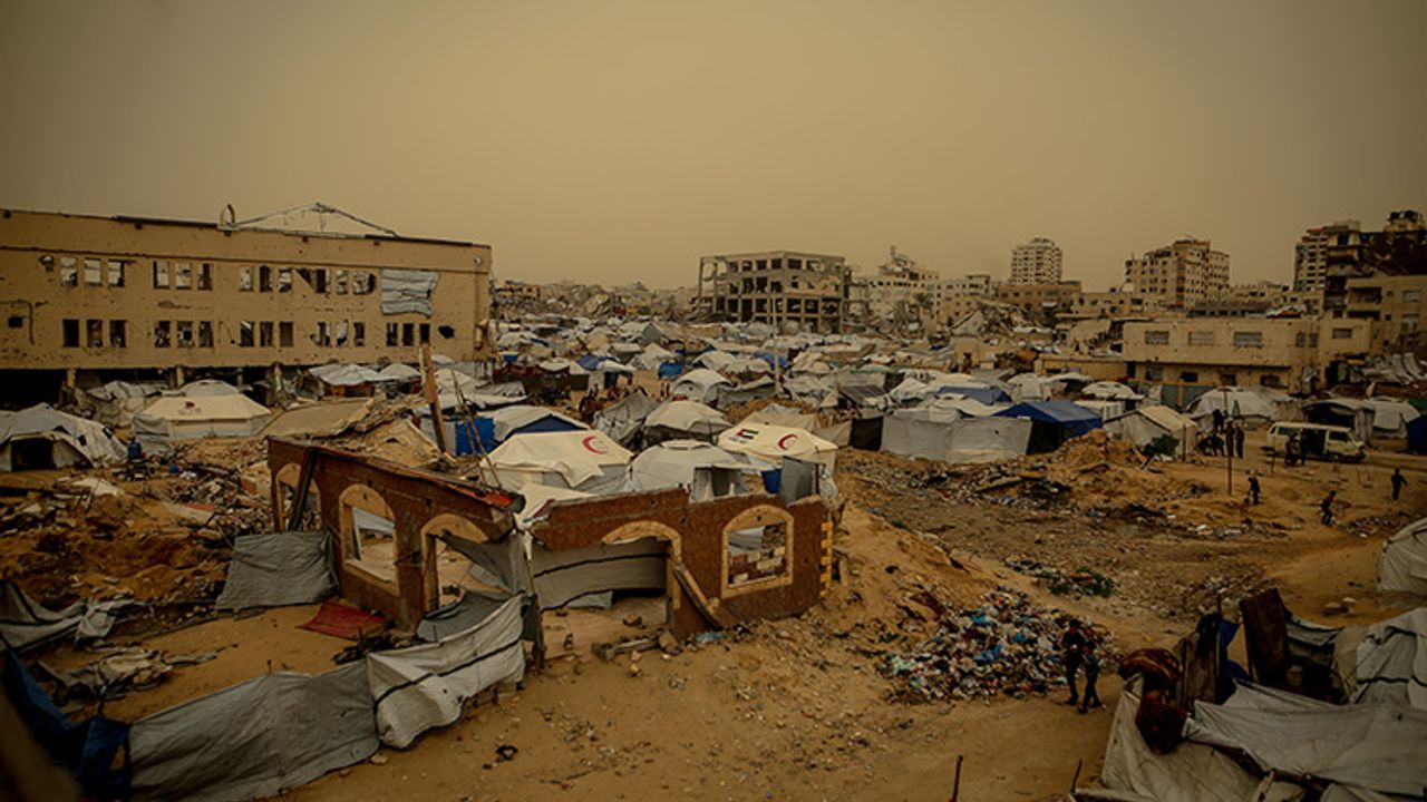 Gazze’de doğal afet: Yıkım kabusunun üzerine kum fırtınası geldi