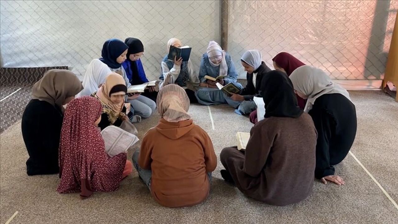 Yıkıntılar arasından yükselen tilavet!