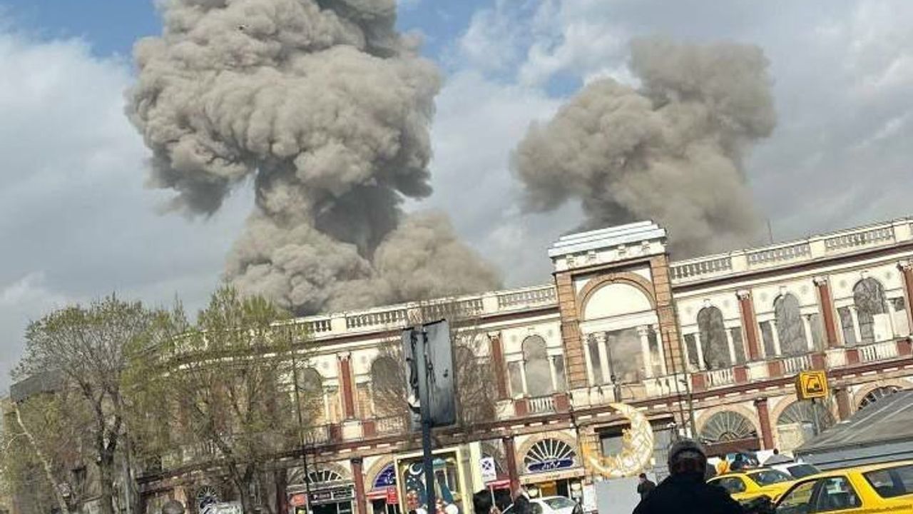 Cumhurbaşkanlığı Sarayı da bombalandı: Hamaney Tahran'da mı?