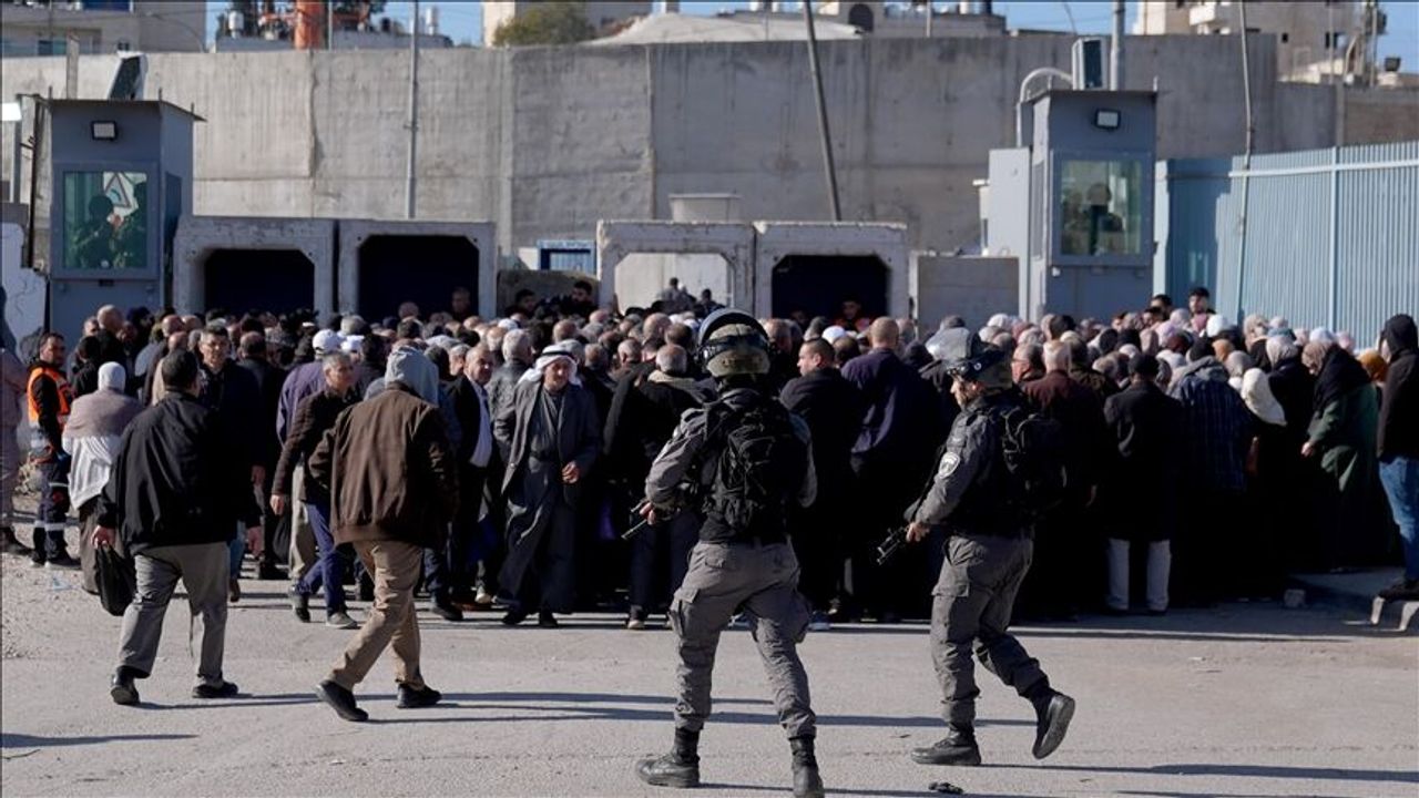 Cuma namazına barbar israil engeli!