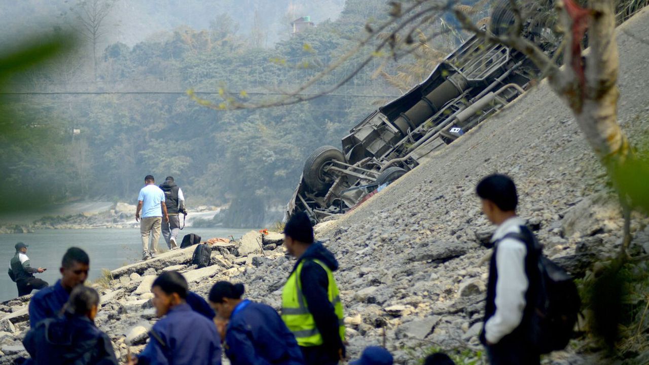 Yolcu otobüsü nehre düştü: 19 ölü, 24 yaralı