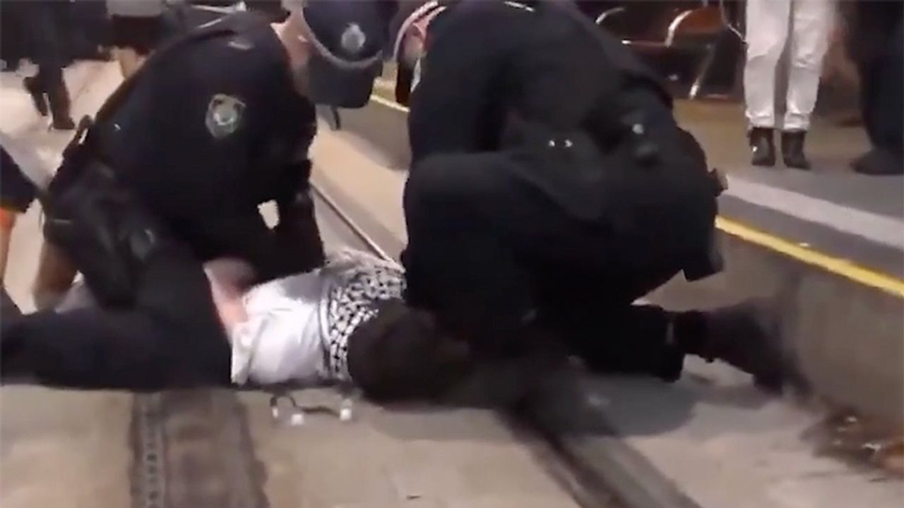 Filistin destekçisi protestocu, polis tarafından yerde defalarca yumruklandı!