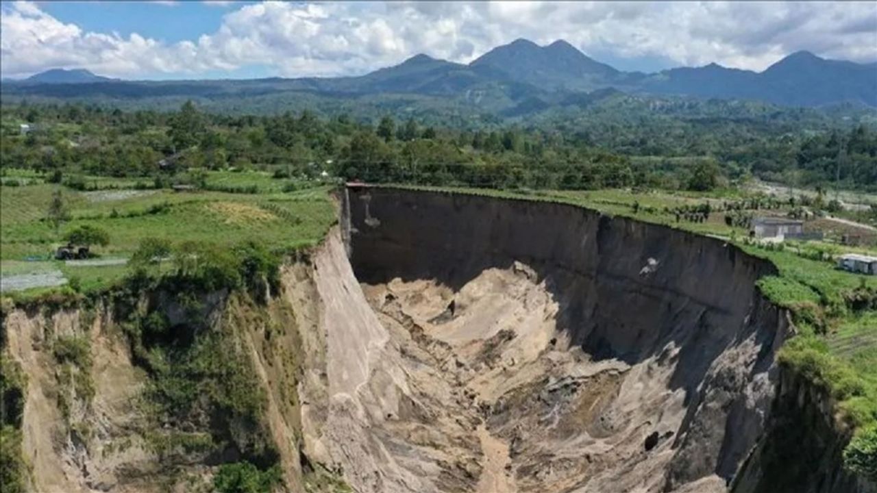 Endonezya'daki dev çukurun genişliği 30 bin metrekareyi aştı