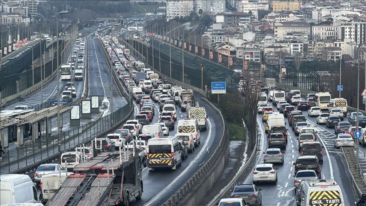 İstanbul'da trafik krizi devam ediyor!