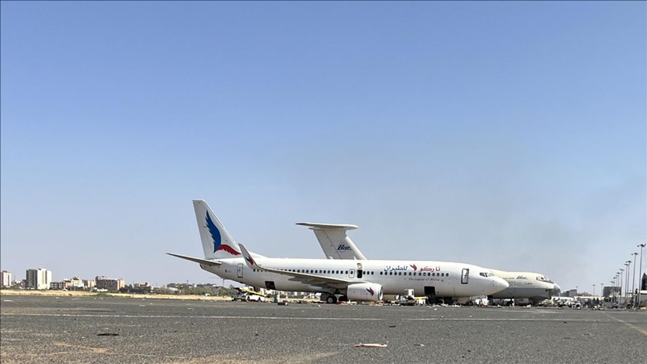 Hartum Havalimanı'nda 1023 gün sonra ilk uçak indi!