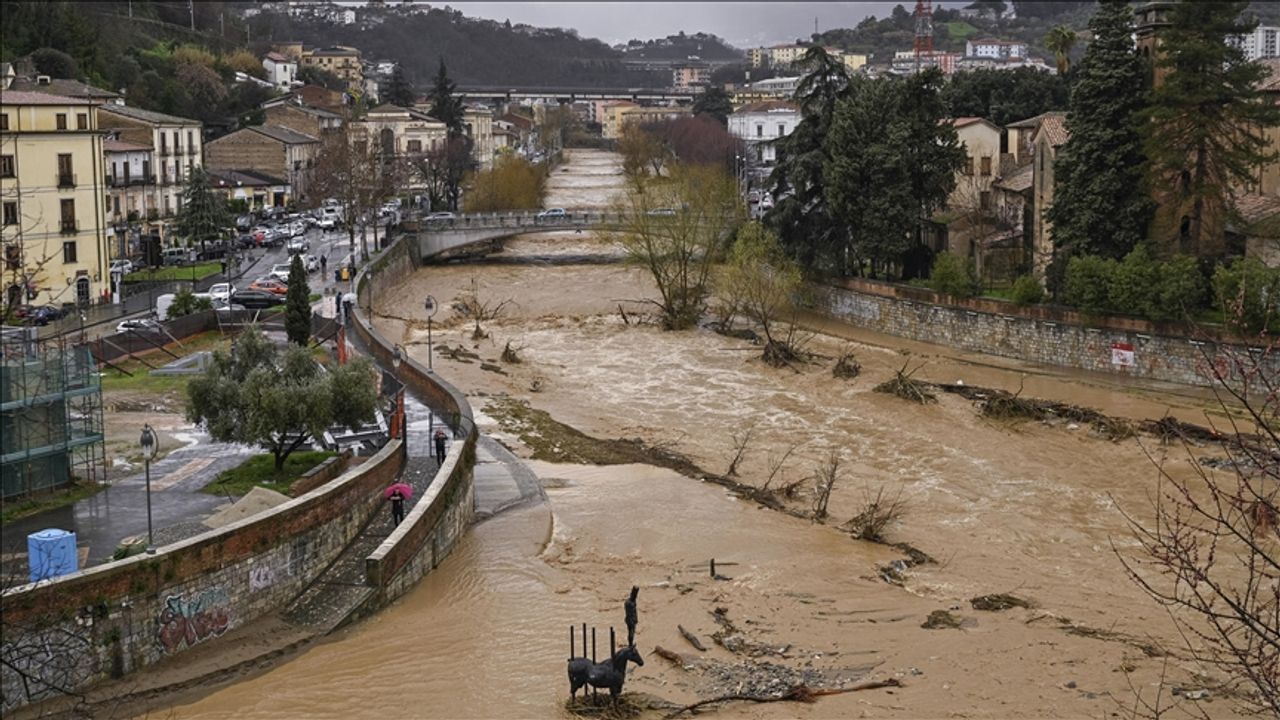 İtalya'da heyelan: Ölü ve yaralılar var!