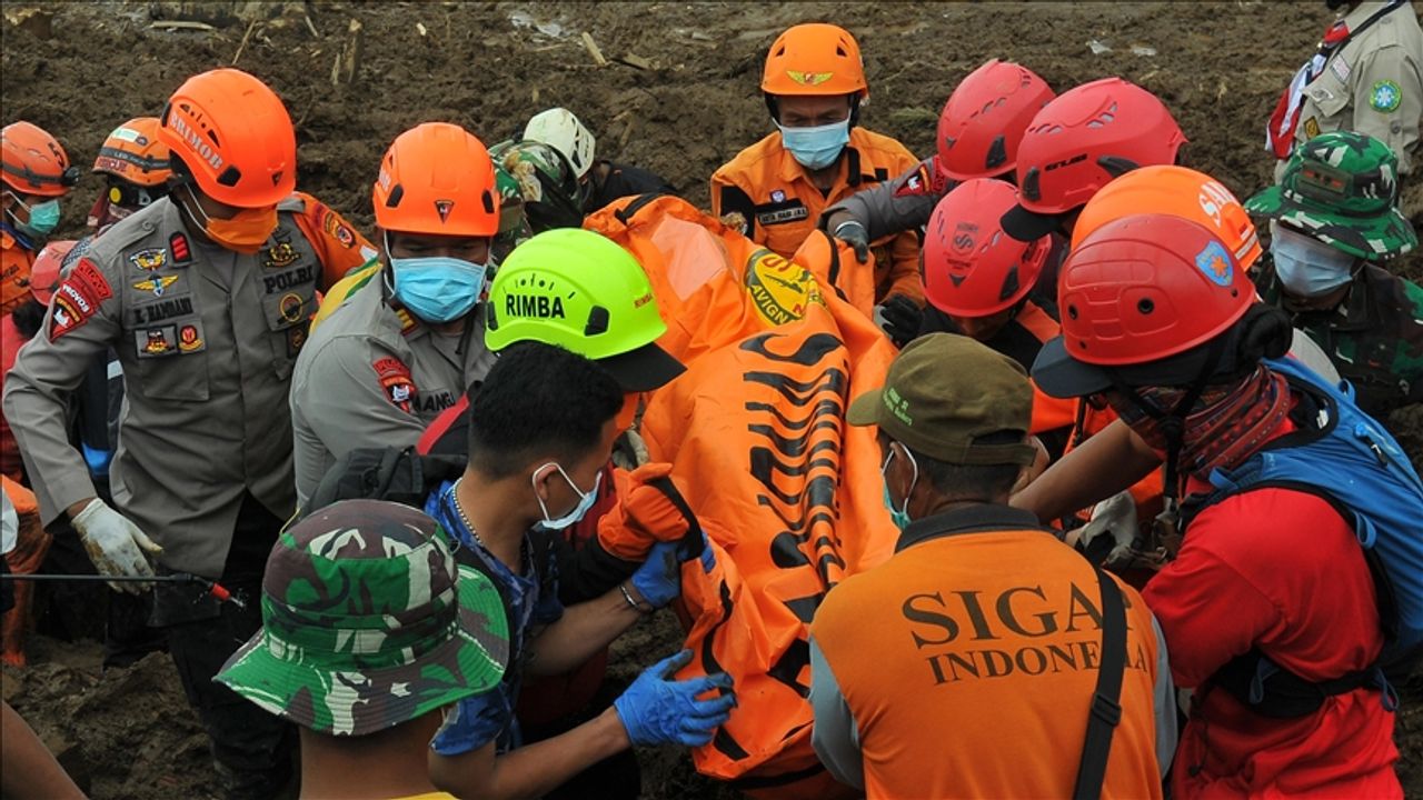 Endonezya'daki toprak kaymasında ölü sayısı yükseldi!