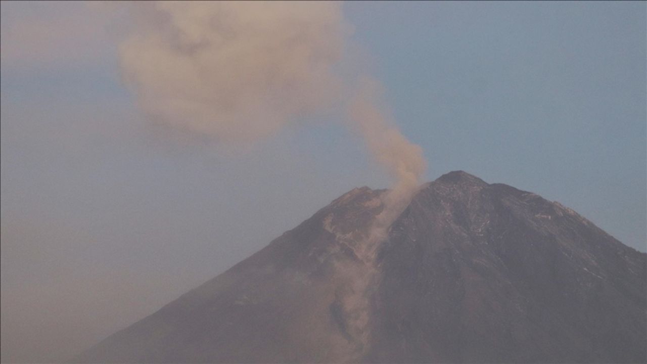 Semeru Yanardağı'nda 3 saatte 7 patlama!