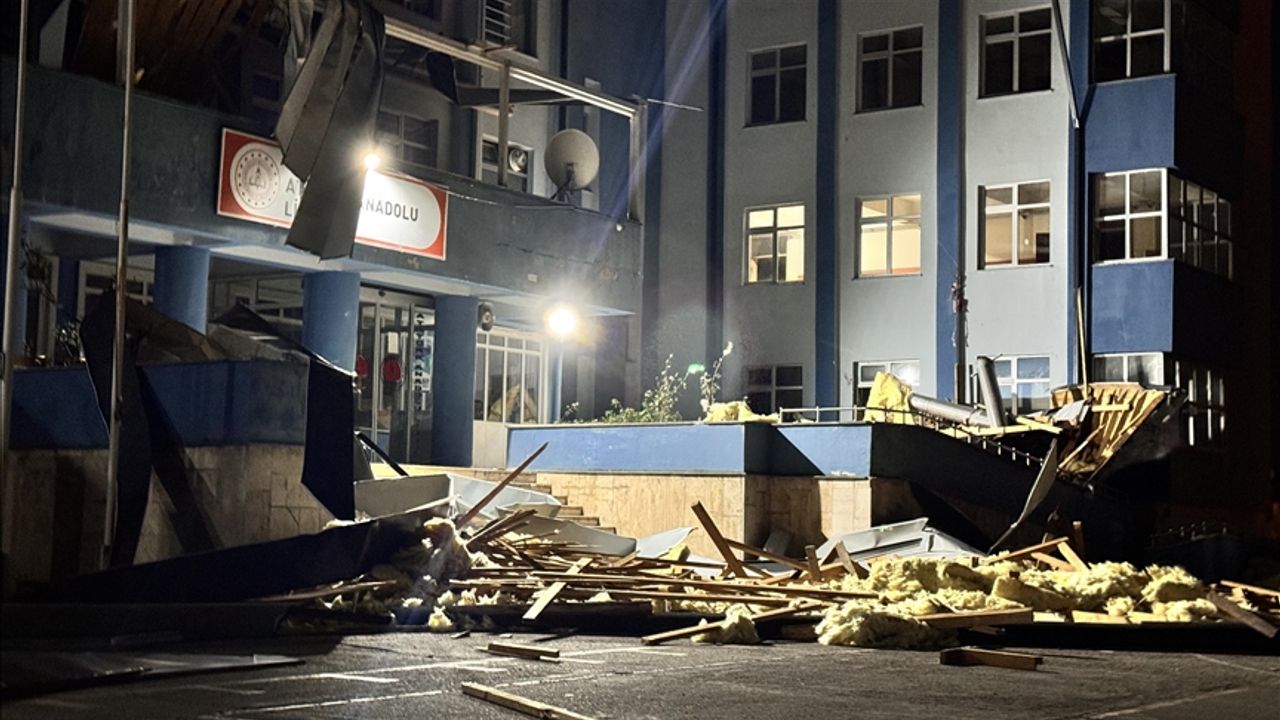 Düzce'de kuvvetli rüzgar: Eğitime ara verildi!