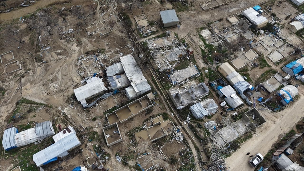 İdlib'de şiddetli yağışlar nedeniyle 300 çadır kullanılamaz hale geldi!