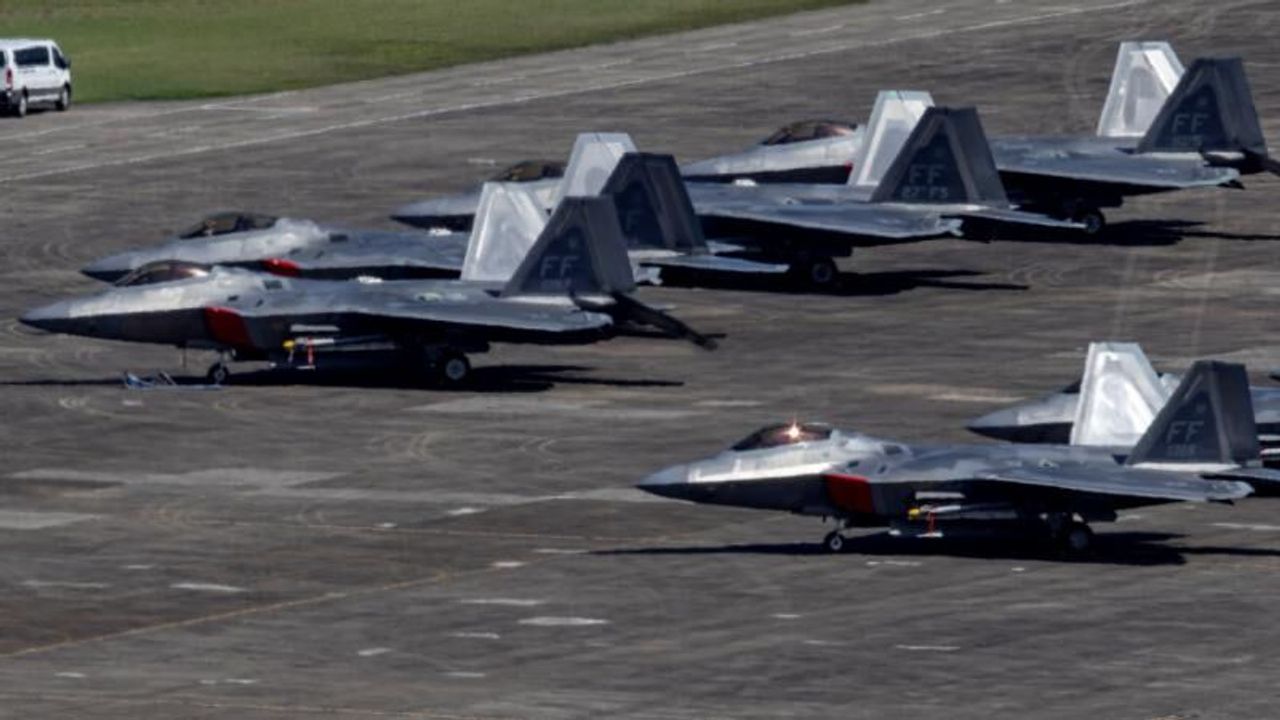 ABD'ye ait F-22'ler işgal üssüne indi!