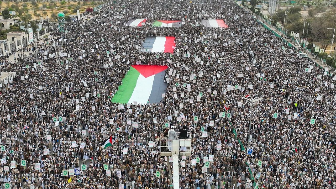 Yemen'de dev destek gösterisi: Filistin, Lübnan ve İran için tek ses