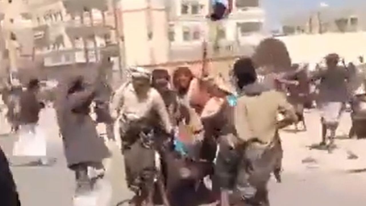 Yemen'de Suudi destekli hükümet güçleri protestocuların kanını döktü!