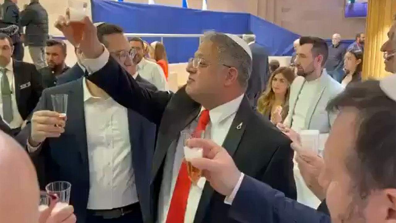 Siyonistler idam yasasını içki ve tatlıyla kutladı