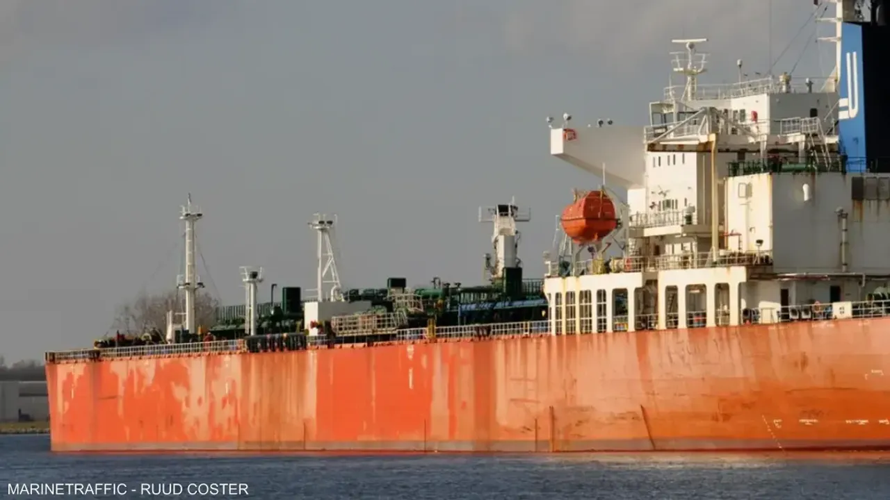 Bir petrol tankeri daha vuruldu