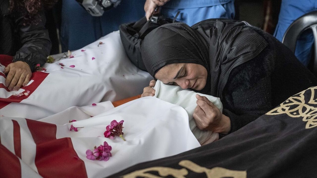 Lübnan'da şehid edilen sağlık görevlileri için cenaze töreni düzenlendi