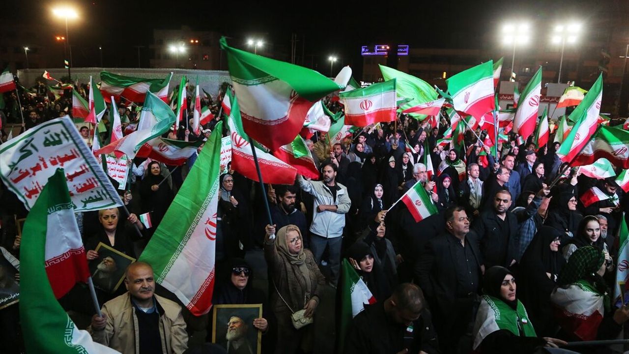 İranlılar, bombardıman altında meydanlara indi