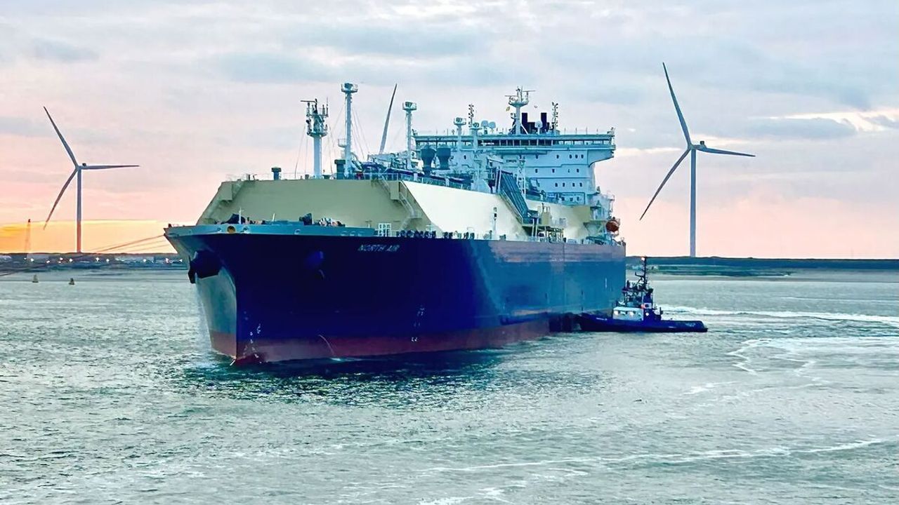 Rus doğal gaz tankeri battı