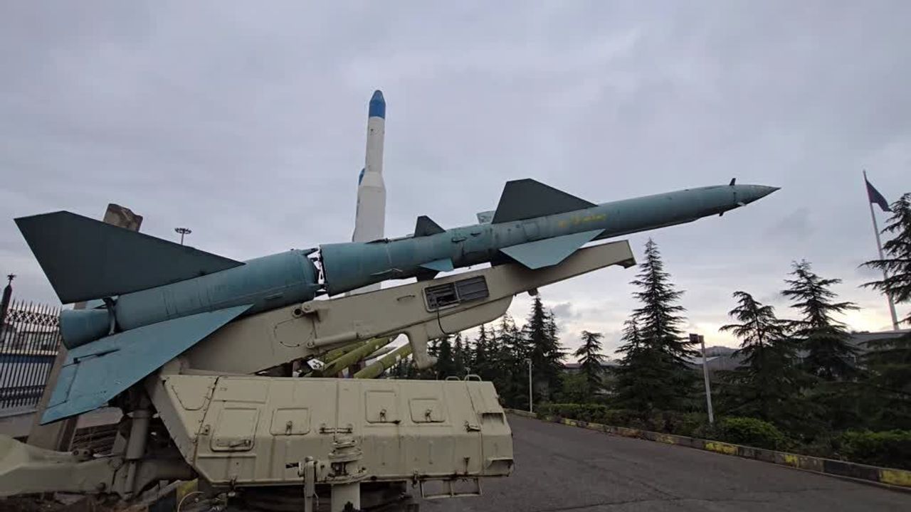 İran'dan savaşın ortasında füze şov