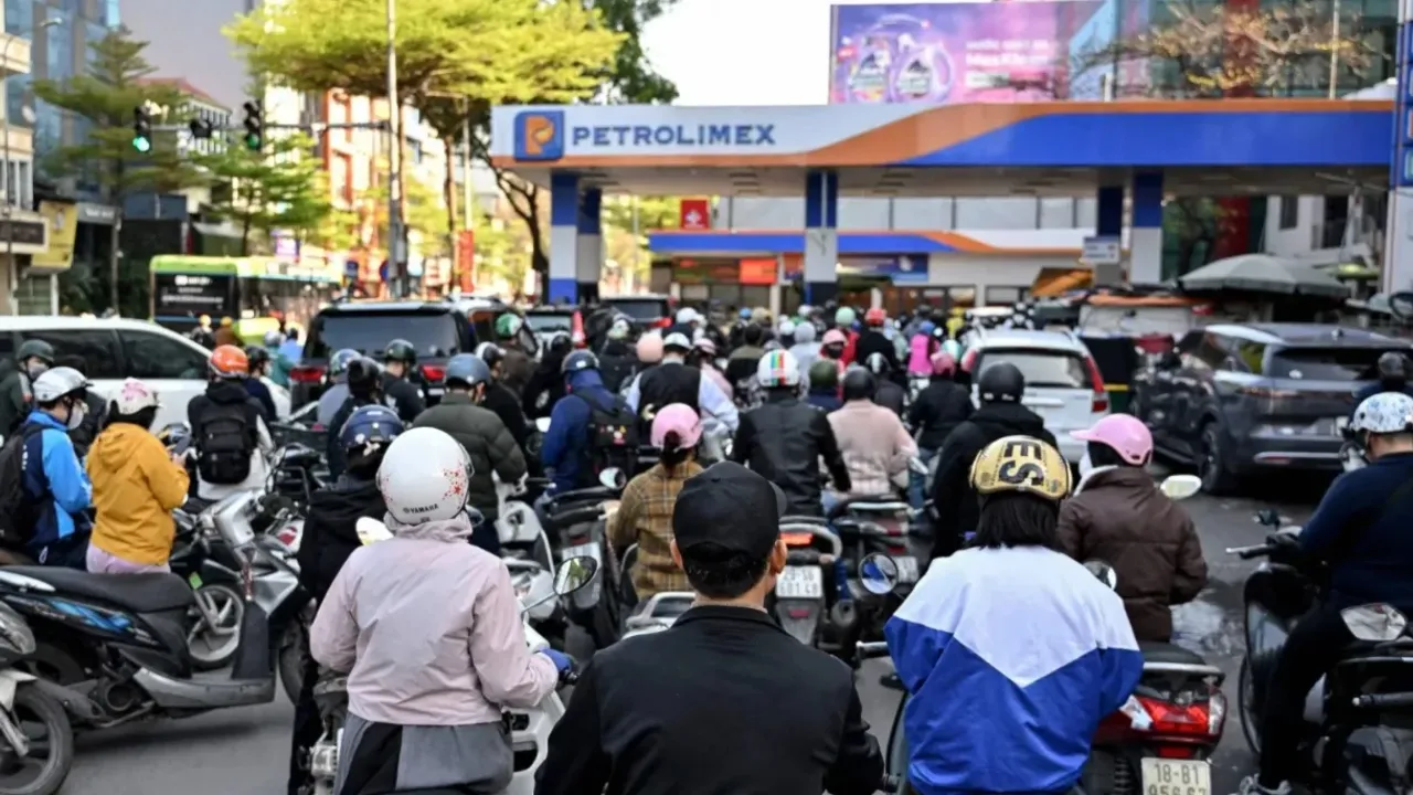 Yakıt fiyatları uçtu.. Ülkede uzaktan çalışmaya geçildi