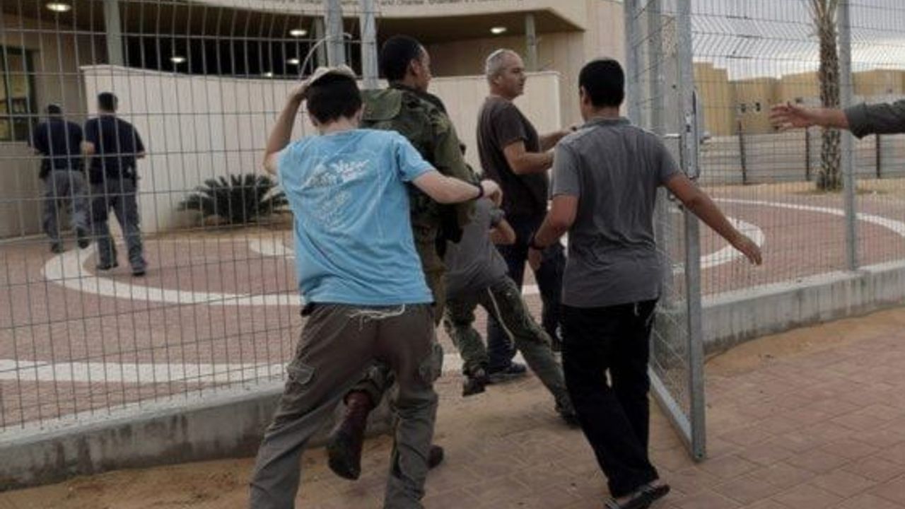 Füzeler nedeniyle 4 bin siyonist tahliye edildi