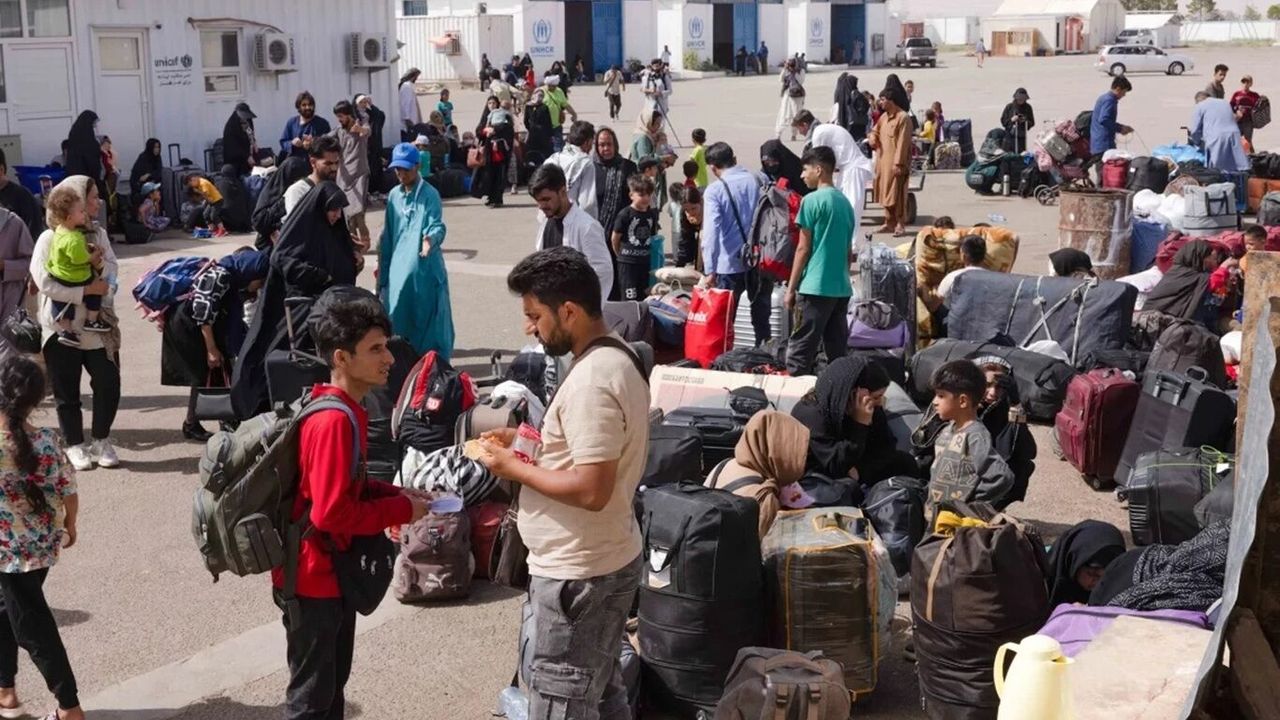 1 yılda kaç milyondan fazla Afgan mülteci evine döndü?