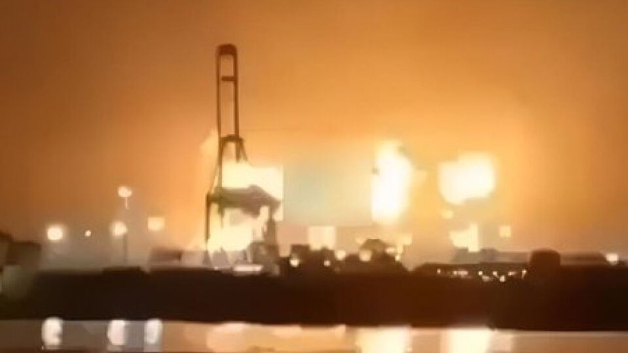 Basra Körfezi'nde petrol tankeri vuruldu