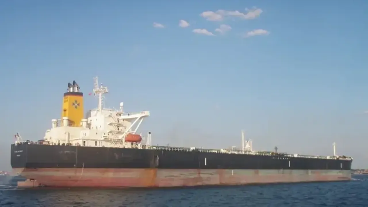 Petrol tankeri platforma çarptı