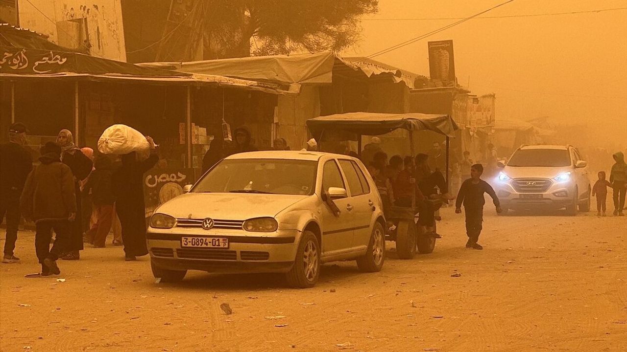 Gazze’de etkili olan kum fırtınası Filistinlilerin hayatını daha da zorlaştırdı