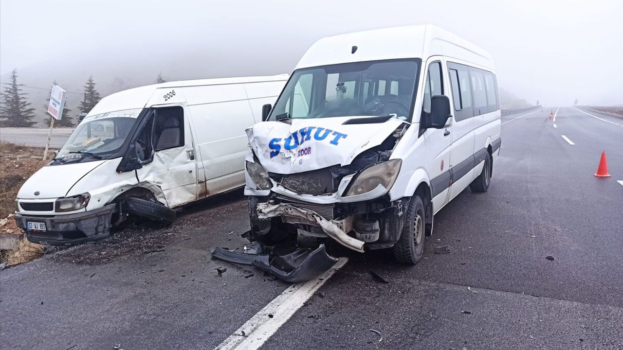 Yolcu minibüsü ile kamyonet çarpıştı: Çok sayıda yaralı var