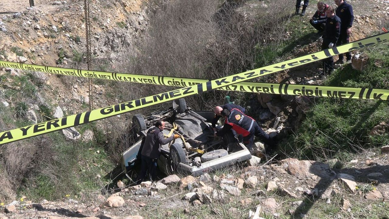 Şarampole devrilen otomobildeki 2 kişi öldü