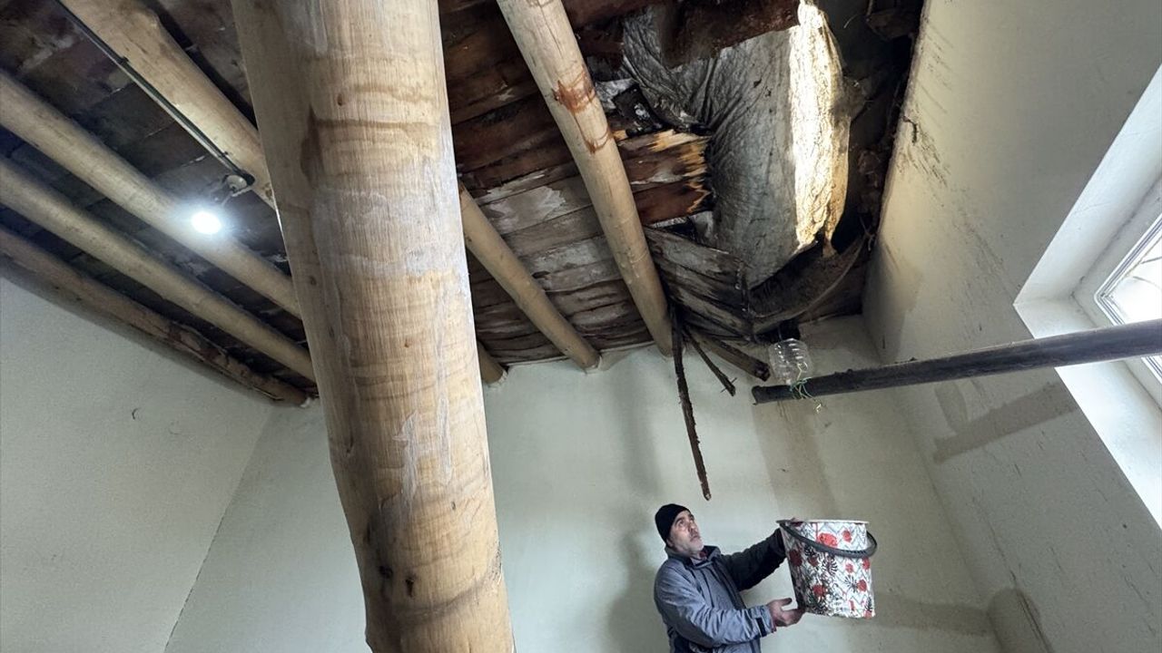 Toprak evin damının bir bölümü çöktü