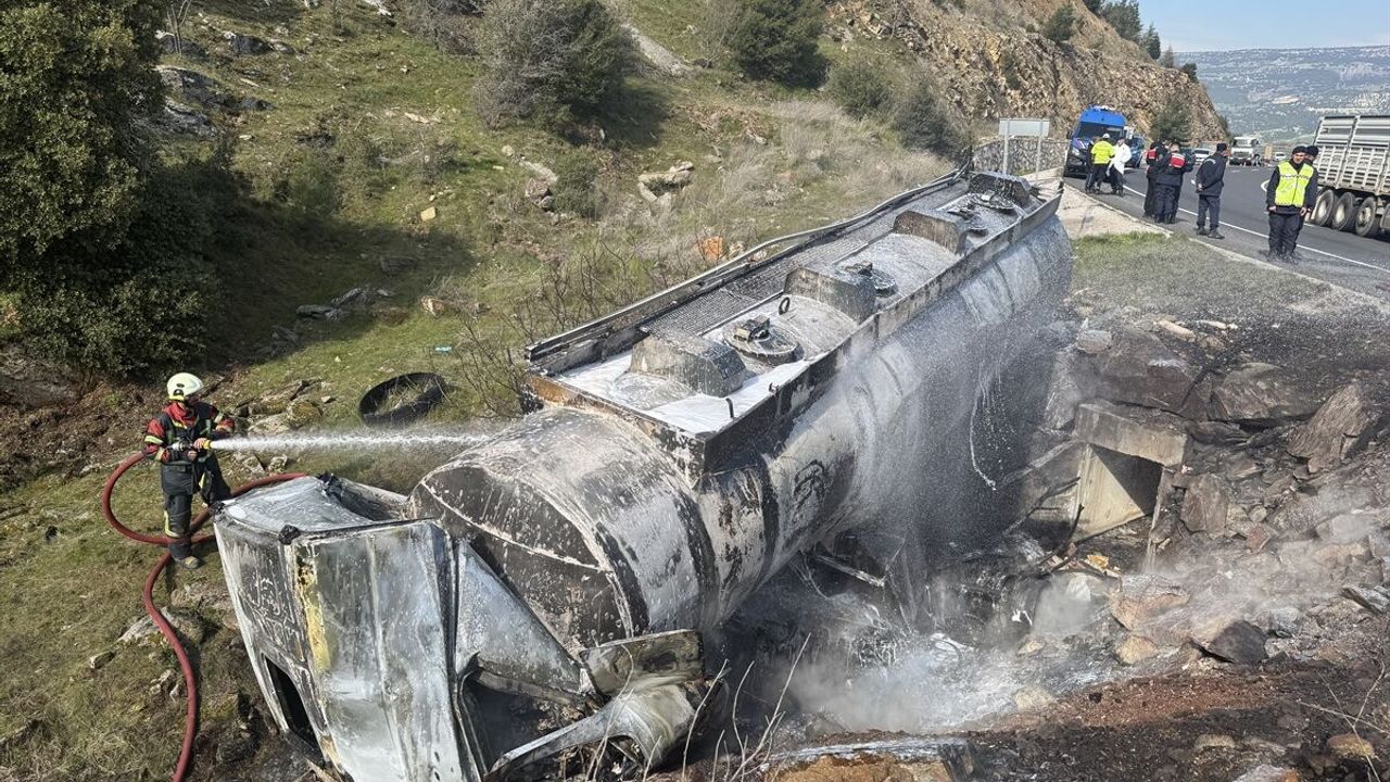 Devrildikten sonra alev aldı! Sürücü can verdi