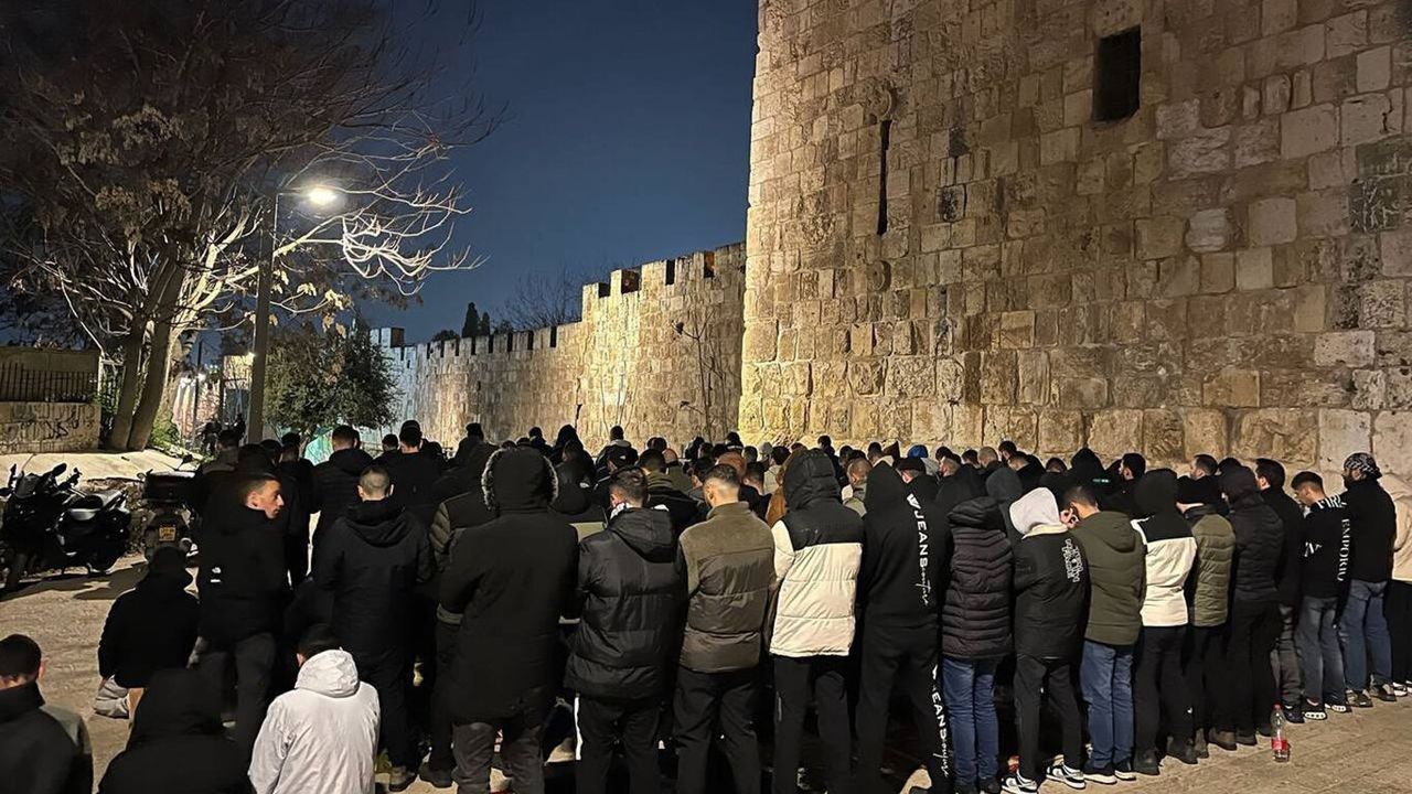 Kadir Gecesi'nde Mescid-i Aksa'da ibadet engellendi!