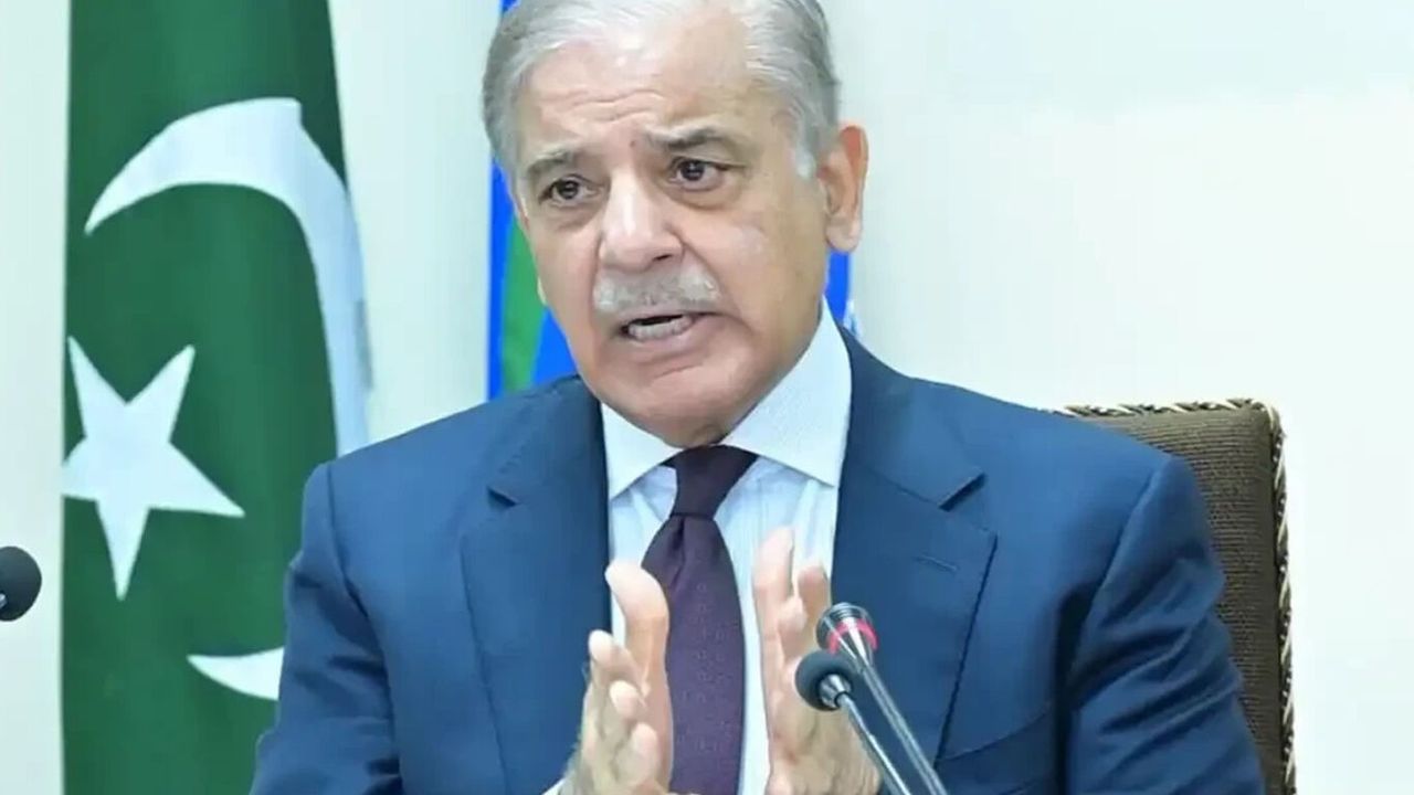 Pakistan’da yakıt krizi: Tüm okullar 31 Mart’a kadar tatil edildi!