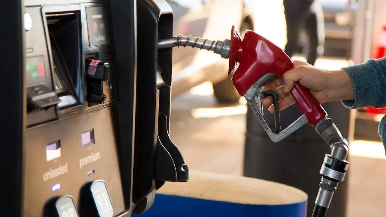 BAE'de yakıt fiyatlarına rekor zam