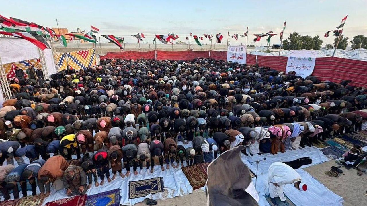 Gazze'de çadırların arasında bayram namazı